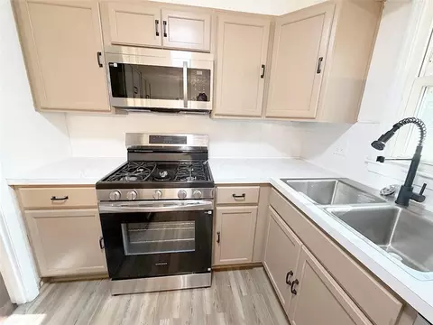 Kitchen - 4016 S Spring St, Independence, MO 64055 photo 9 of 10