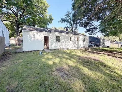 Exterior - 4016 S Spring St, Independence, MO 64055 photo 8 of 12