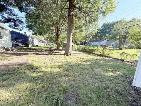 Exterior - 4016 S Spring St, Independence, MO 64055 photo 9 of 12