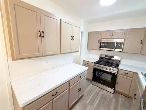 Kitchen - 4016 S Spring St, Independence, MO 64055 photo 3 of 10
