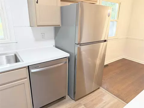 Kitchen - 4016 S Spring St, Independence, MO 64055 photo 7 of 10
