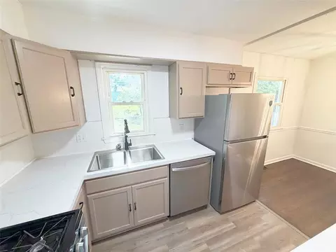 Kitchen - 4016 S Spring St, Independence, MO 64055 photo 8 of 10