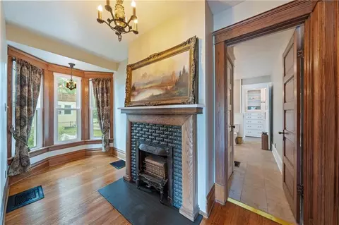 Entry Way - 105 NE Douglas St, Lees Summit, MO 64063 photo 5 of 10