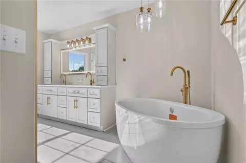 Bath - 20 SE Meadowbrook Dr, Lees Summit, MO 64082 photo 6 of 12