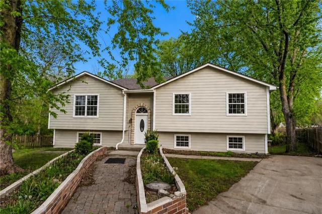 318 SE Bent Tree Dr, Blue Springs, MO 64014
