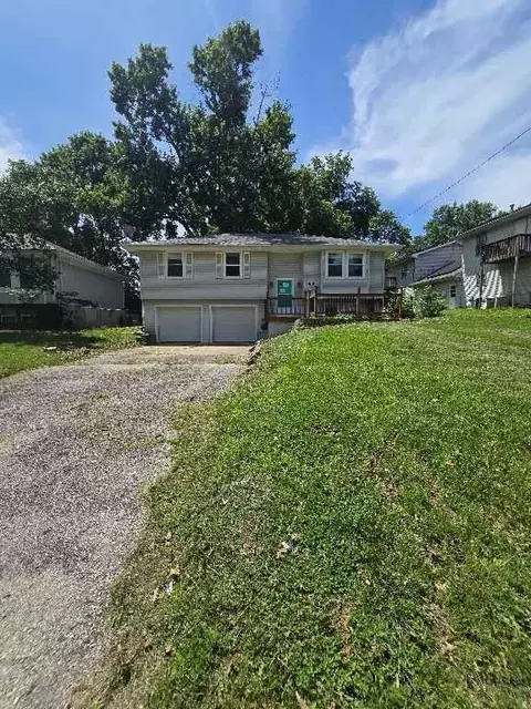 108 S 11th St, Leavenworth, KS 66048