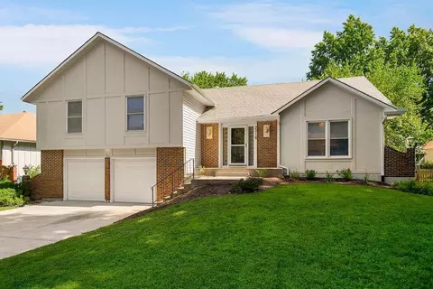 2016 E Sleepy Hollow Dr, Olathe, KS 66062