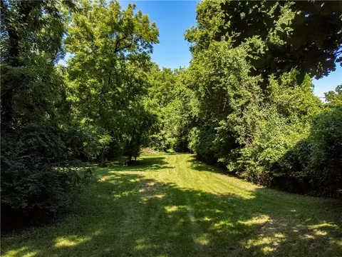 604 N Dickinson Rd, Independence, MO 64050 photo 2