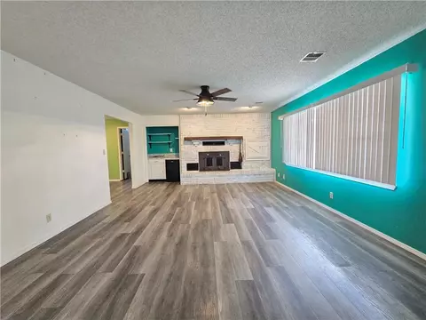 Living - 2000 N 11th St, Independence, KS 67301 photo 2 of 11