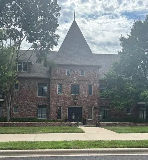 8363 Somerset Dr #8363, Prairie Village, KS 66207