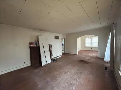 Living - 824 E Main St, Independence, KS 67301 photo 2 of 2
