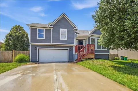 961 Oak Crest Dr, Gardner, KS 66030
