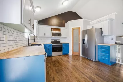 961 Oak Crest Dr, Gardner, KS 66030