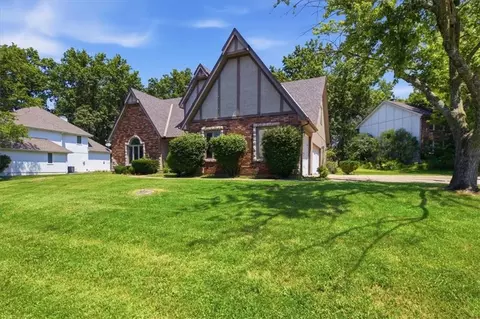 2227 SW Park Avenue Cir, Blue Springs, MO 64014