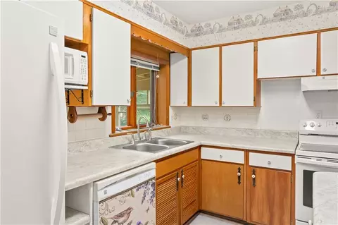 Kitchen - 3917 S Spring St, Independence, MO 64055 photo 3 of 4