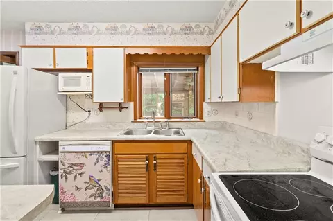 Kitchen - 3917 S Spring St, Independence, MO 64055 photo 4 of 4