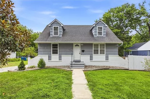 407 N Fairview Ave, Liberty, MO 64068