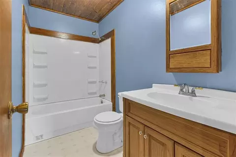 Bath - 6527 SE Smith Rd, Cameron, MO 64429 photo 1 of 2