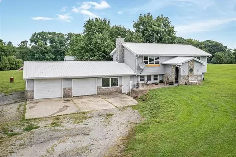 Exterior - 6527 SE Smith Rd, Cameron, MO 64429 photo 4 of 10