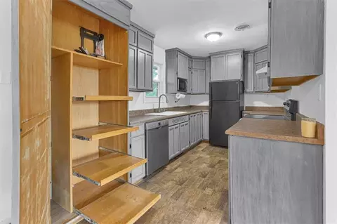 Kitchen - 6527 SE Smith Rd, Cameron, MO 64429 photo 1 of 4