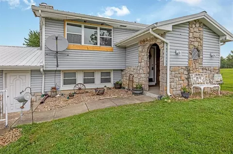 Exterior - 6527 SE Smith Rd, Cameron, MO 64429 photo 5 of 10