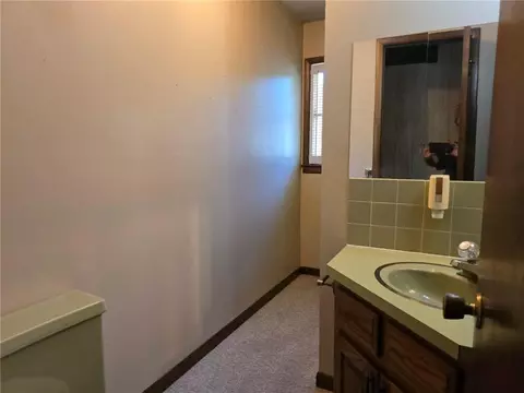 Bath - 208 E Bodine Ave, Clinton, MO 64735 photo 1 of 2