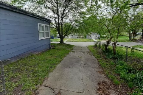 Exterior - 8626 Morrell Ave, Independence, MO 64053 photo 3 of 4