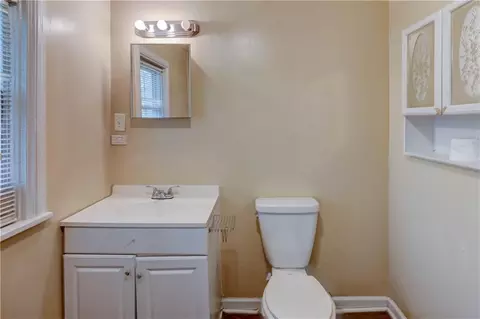Bath - 8626 Morrell Ave, Independence, MO 64053 photo 2 of 2