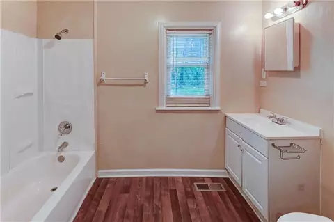 Bath - 8626 Morrell Ave, Independence, MO 64053 photo 1 of 2