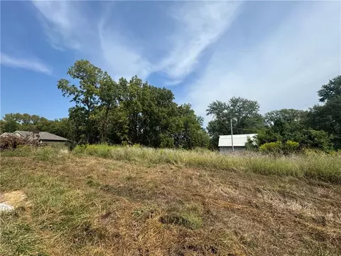 1705 Locust St, Oak Grove, MO 64075
