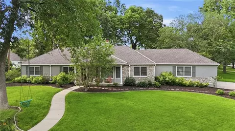 9012 Cherokee Ln, Leawood, KS 66206