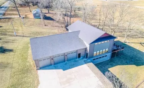 300 SE 30th St, Oak Grove, MO 64075
