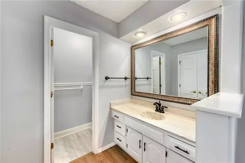 Bath - 213 Juniper St, Lees Summit, MO 64064 photo 2 of 3