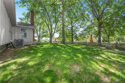 Exterior - 213 Juniper St, Lees Summit, MO 64064 photo 2 of 4