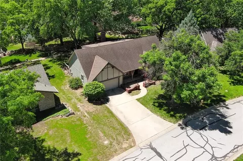 View/Area - 213 Juniper St, Lees Summit, MO 64064 photo 1 of 8