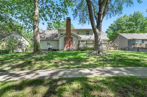 Exterior - 213 Juniper St, Lees Summit, MO 64064 photo 4 of 4