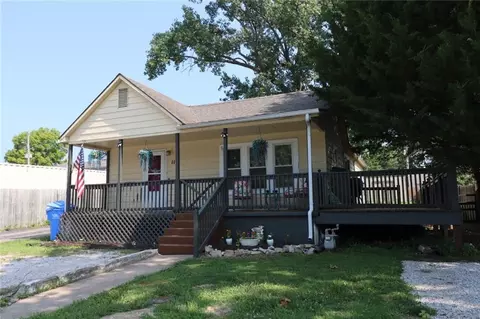 115 E 4th St, Tonganoxie, KS 66086