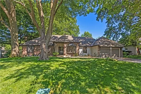 1208 NW Fairway Cir, Blue Springs, MO 64014