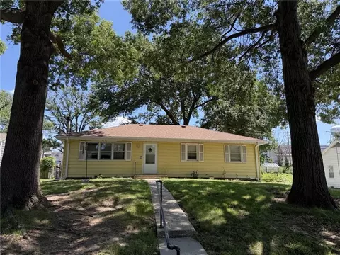 7207 N Grand Ave, Gladstone, MO 64118