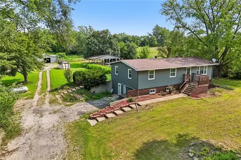 19950 Parallel Rd, Tonganoxie, KS 66086