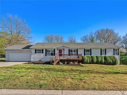 13732 Lawrence Ave, Bonner Springs, KS 66012
