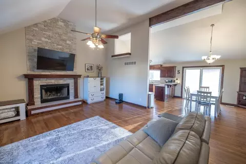 302 SW Bobcat Cir, Oak Grove, MO 64075