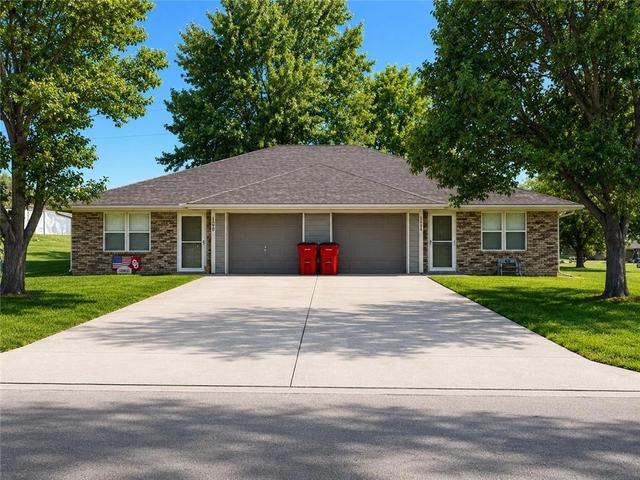 108 SE 25th St, Oak Grove, MO 64075