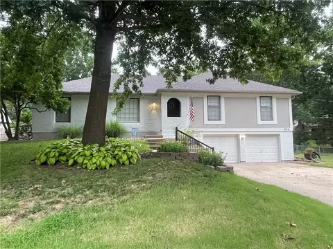 425 Sunview Cir, Blue Springs, MO 64014