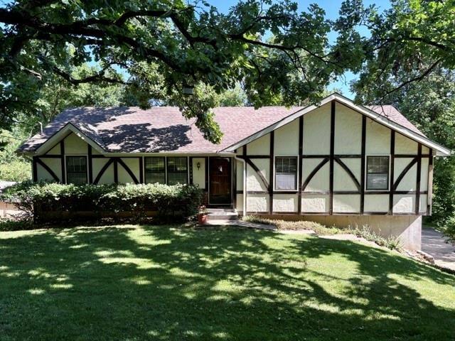 10305 NW Meadow Lane Cir, Kansas City, MO 64152