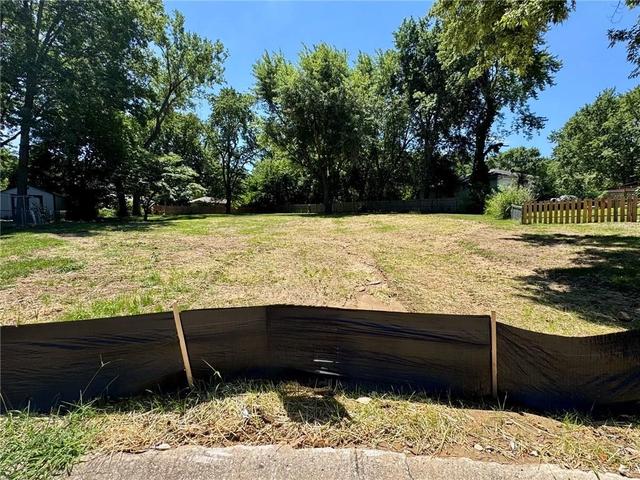 300 SW Keystone Dr, Blue Springs, MO 64014