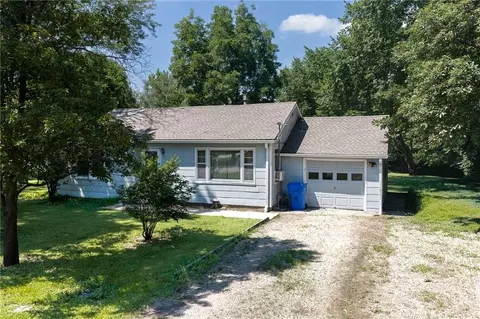 127 W 3rd St, Tonganoxie, KS 66086