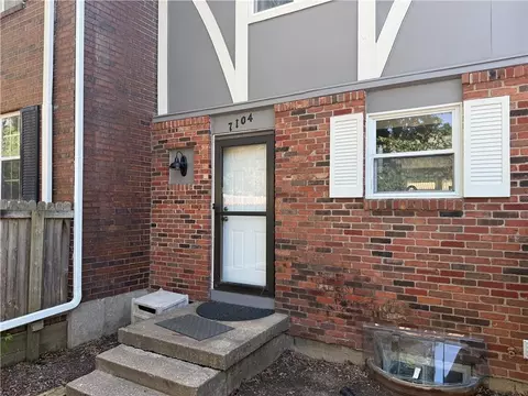 7104 NW Chapel Woods Ln, Kansas City, MO 64152