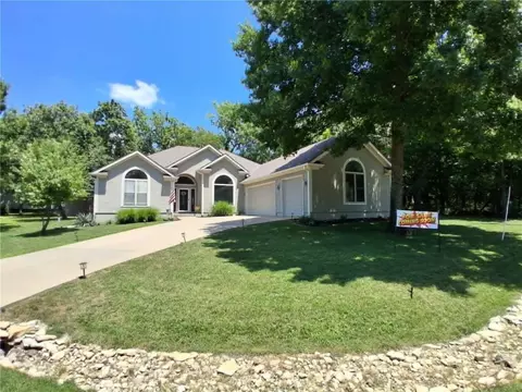 53 Rock Ln, Lacygne, KS 66040