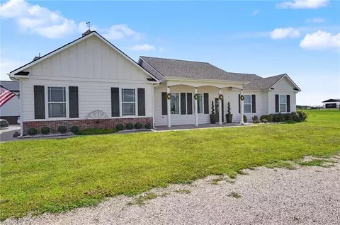 676 E 1375 Rd, Lawrence, KS 66046